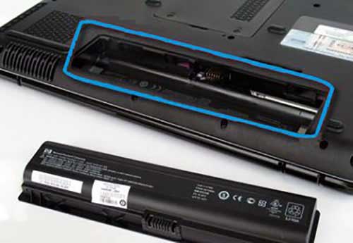 Najděte model notebooku uvnitř prostoru pro baterii.